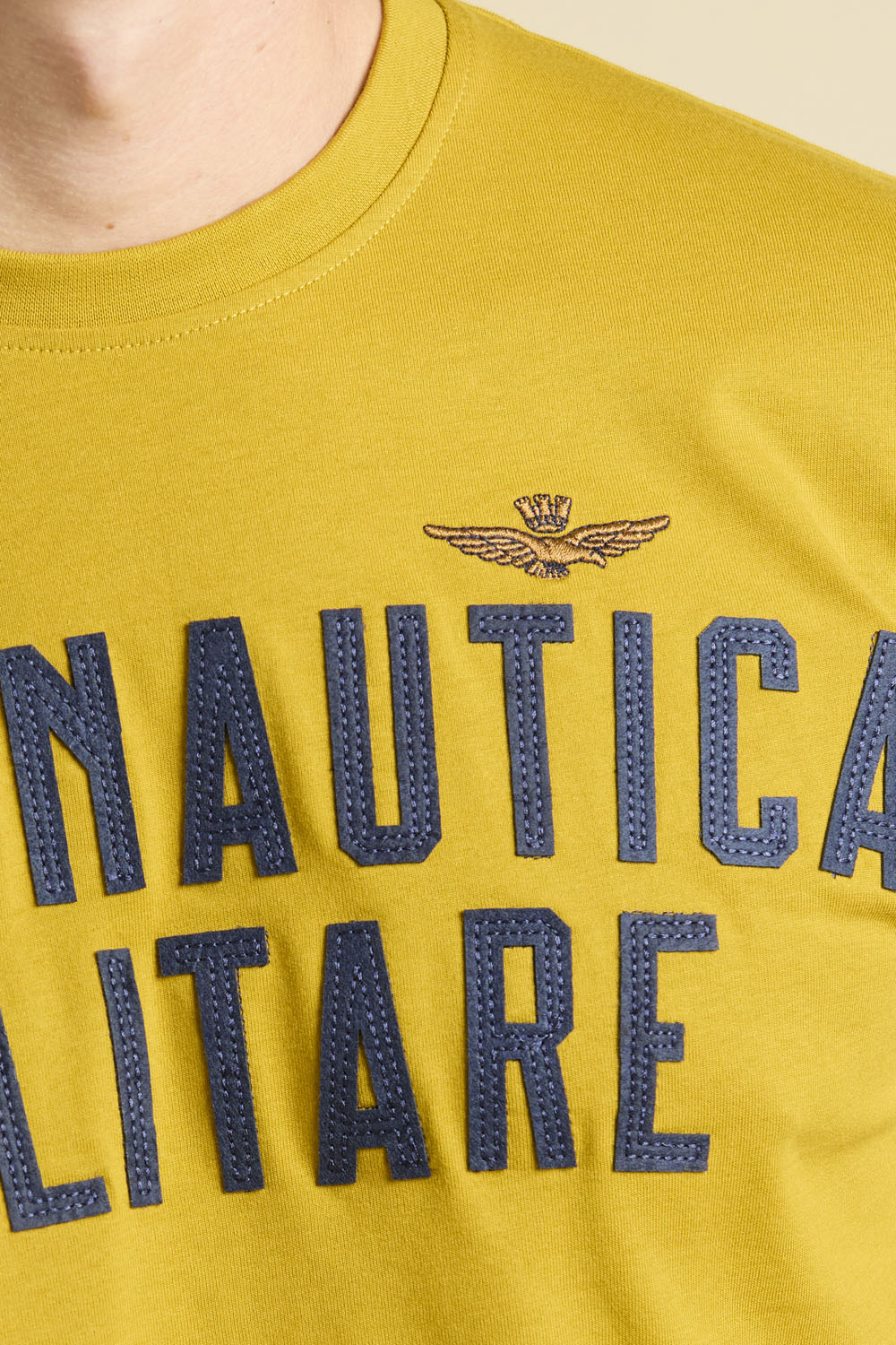 T-SHIRT MANICA CORTA CON LOGO IN FELTRO AERONAUTICA MILITARE GIALLO ORO