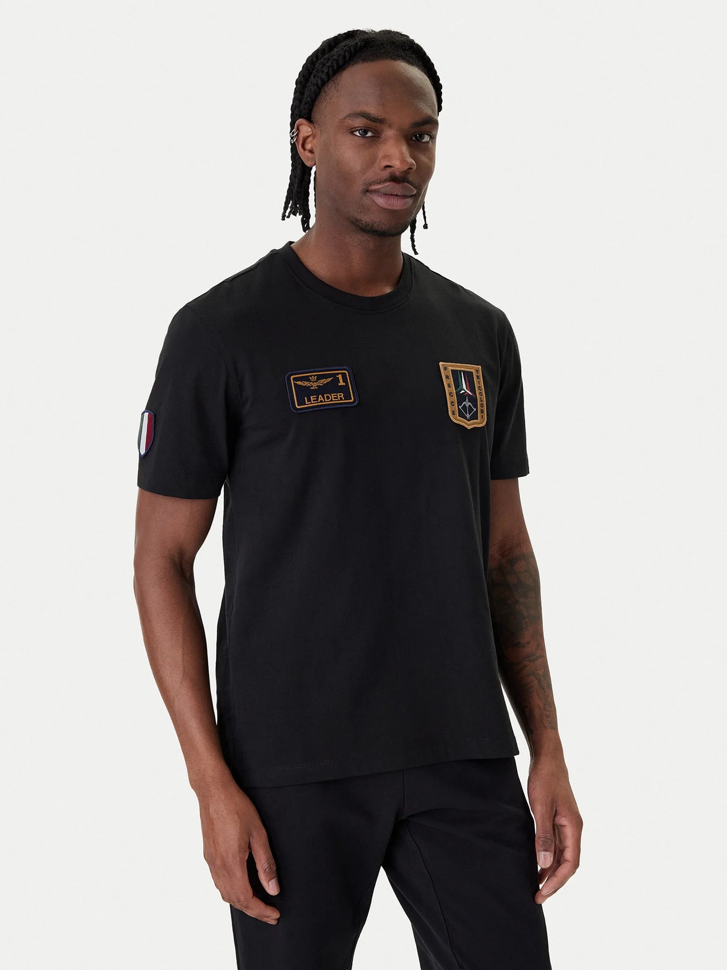 T-SHIRT UOMO AERONAUTICA MILITARE CON PATCH FRECCE TRICOLORI MEZZA MANICA NERO
