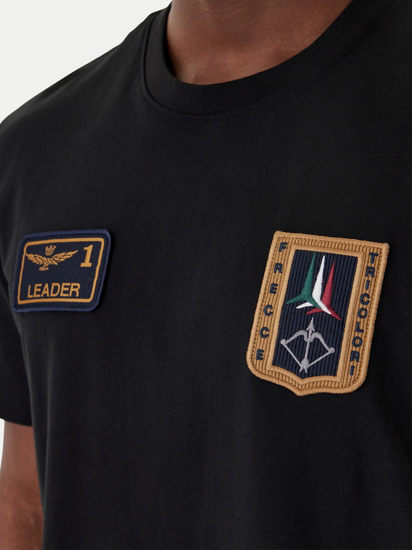 T-SHIRT UOMO AERONAUTICA MILITARE CON PATCH FRECCE TRICOLORI MEZZA MANICA NERO