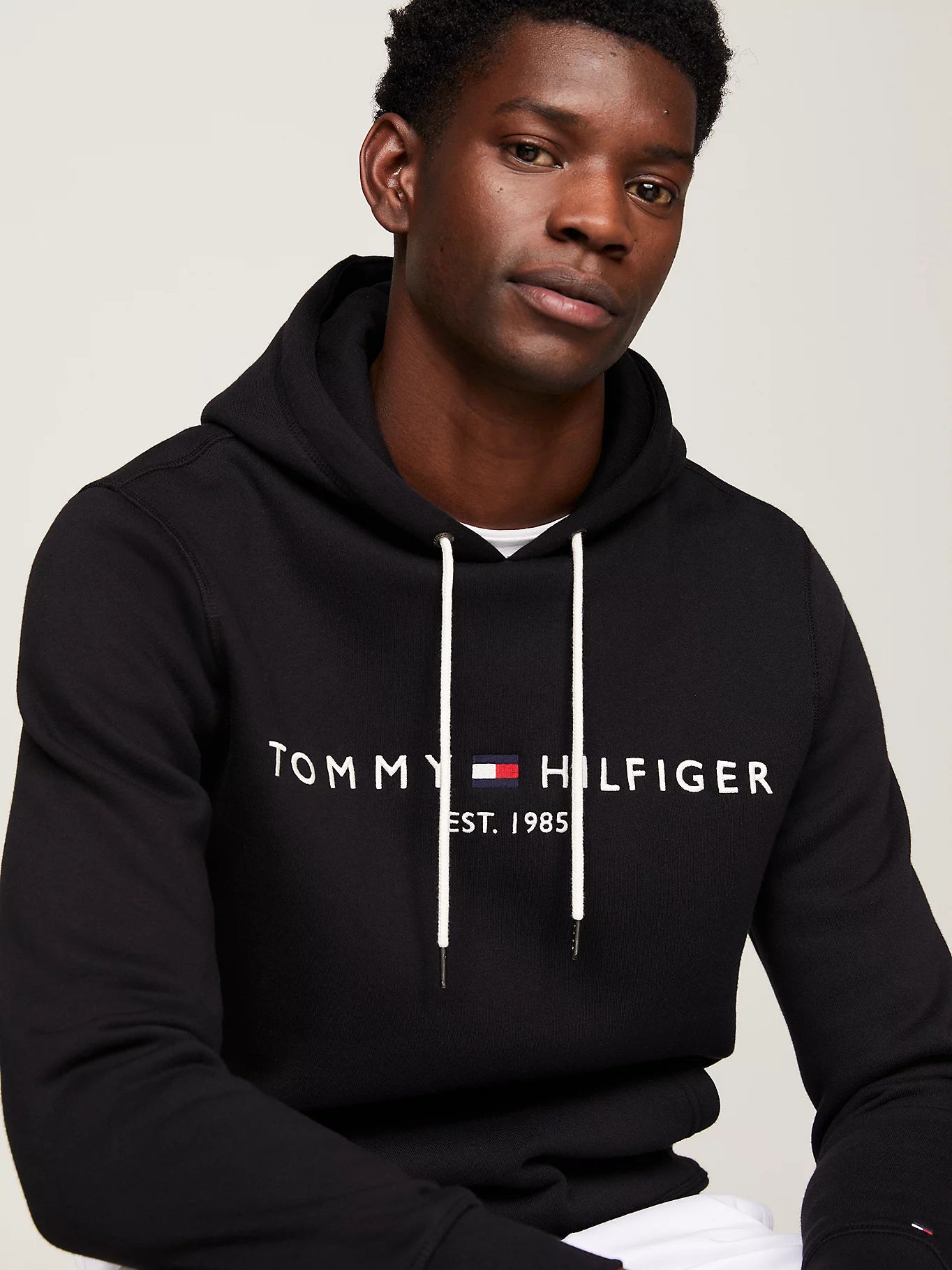 FELPA TOMMY HILFIGER UOMO CON CAPPUCCIO FELPATA LOGO RICAMATO NERO