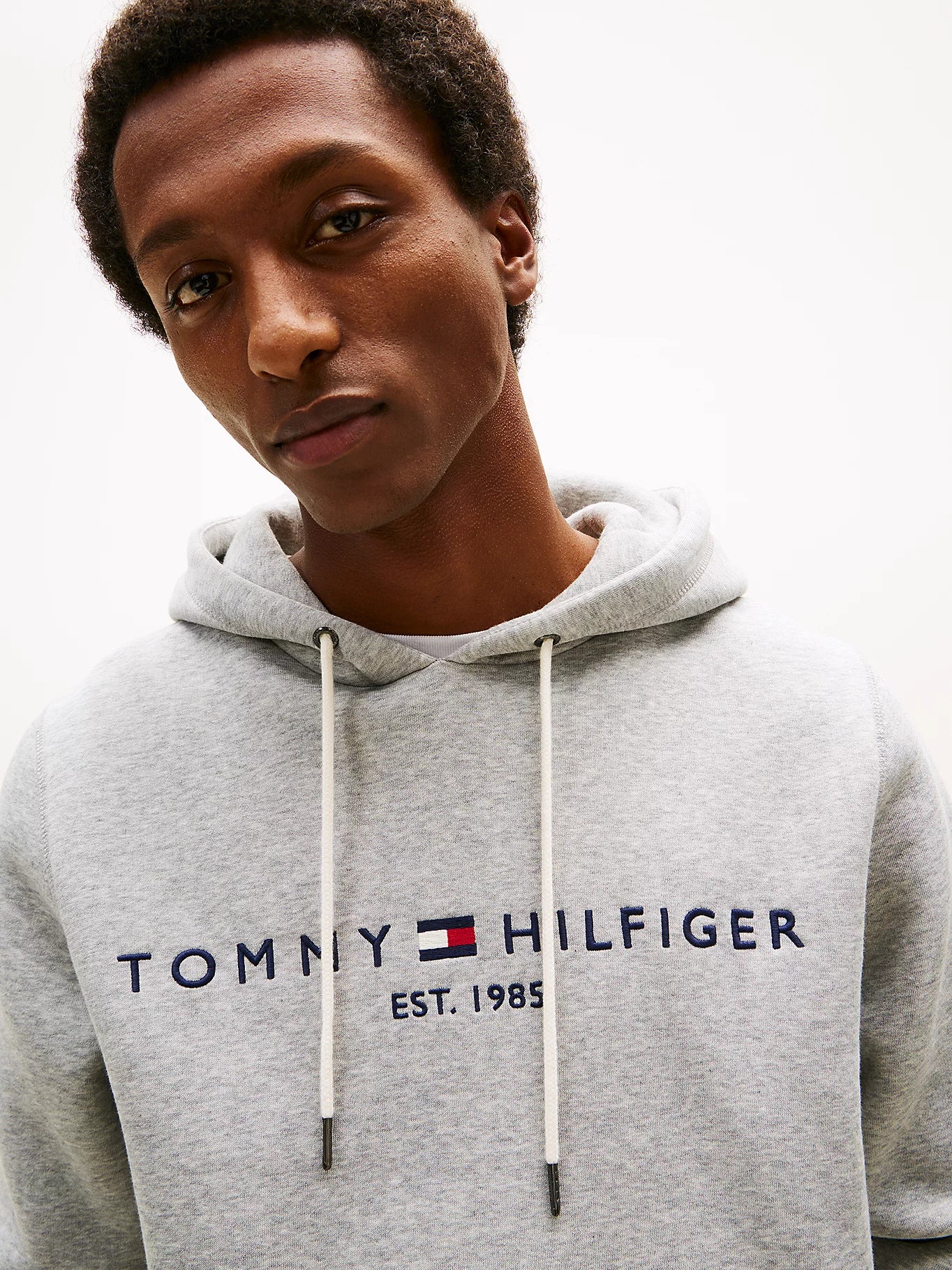FELPA TOMMY HILFIGER UOMO CON CAPPUCCIO FELPATA LOGO RICAMATO GRIGIO