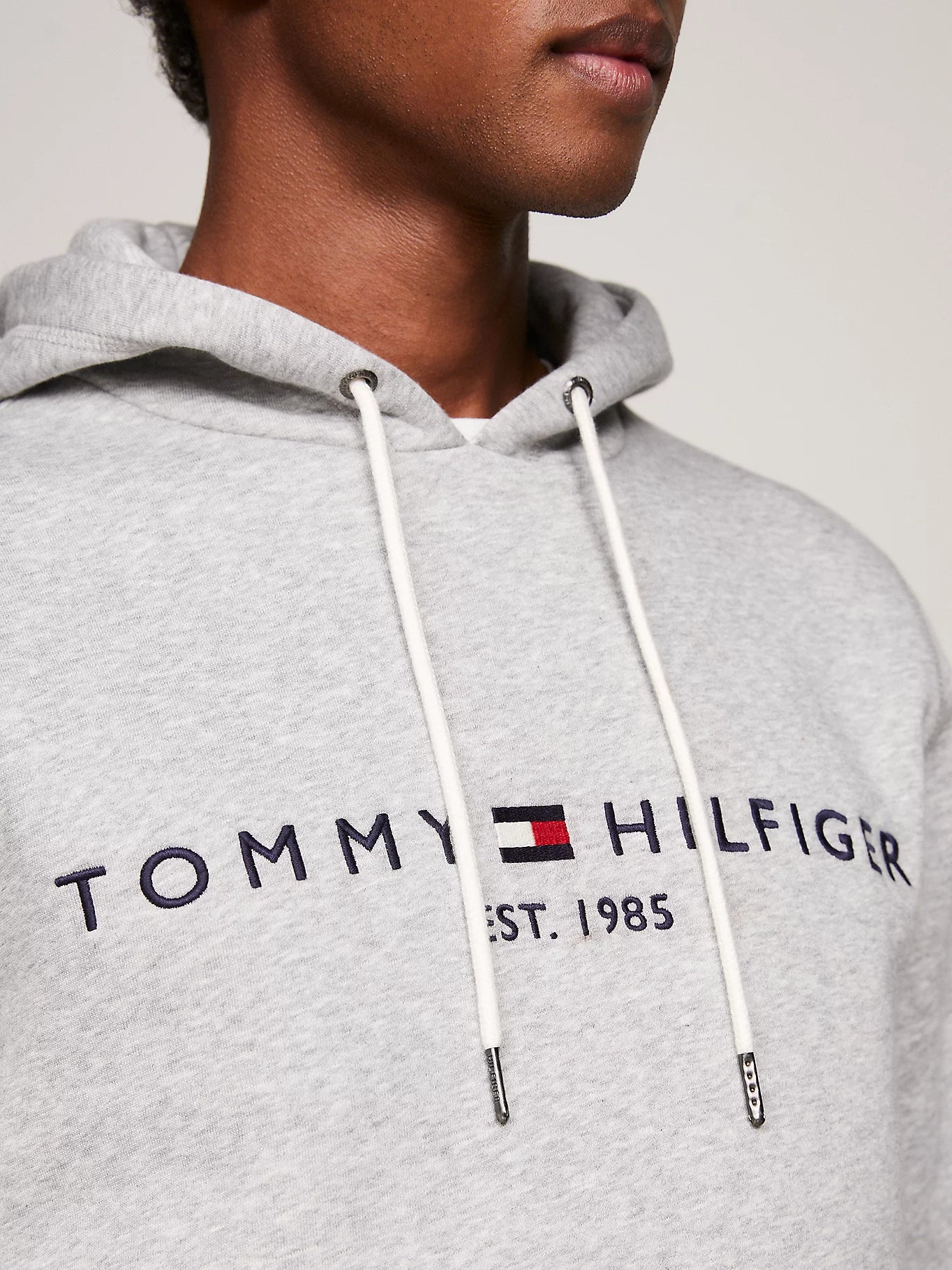 FELPA TOMMY HILFIGER UOMO CON CAPPUCCIO FELPATA LOGO RICAMATO GRIGIO