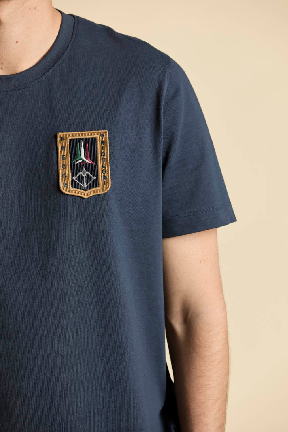 T-SHIRT UOMO AERONAUTICA MILITARE CON PATCH FRECCE TRICOLORI MEZZA MANICA BLU